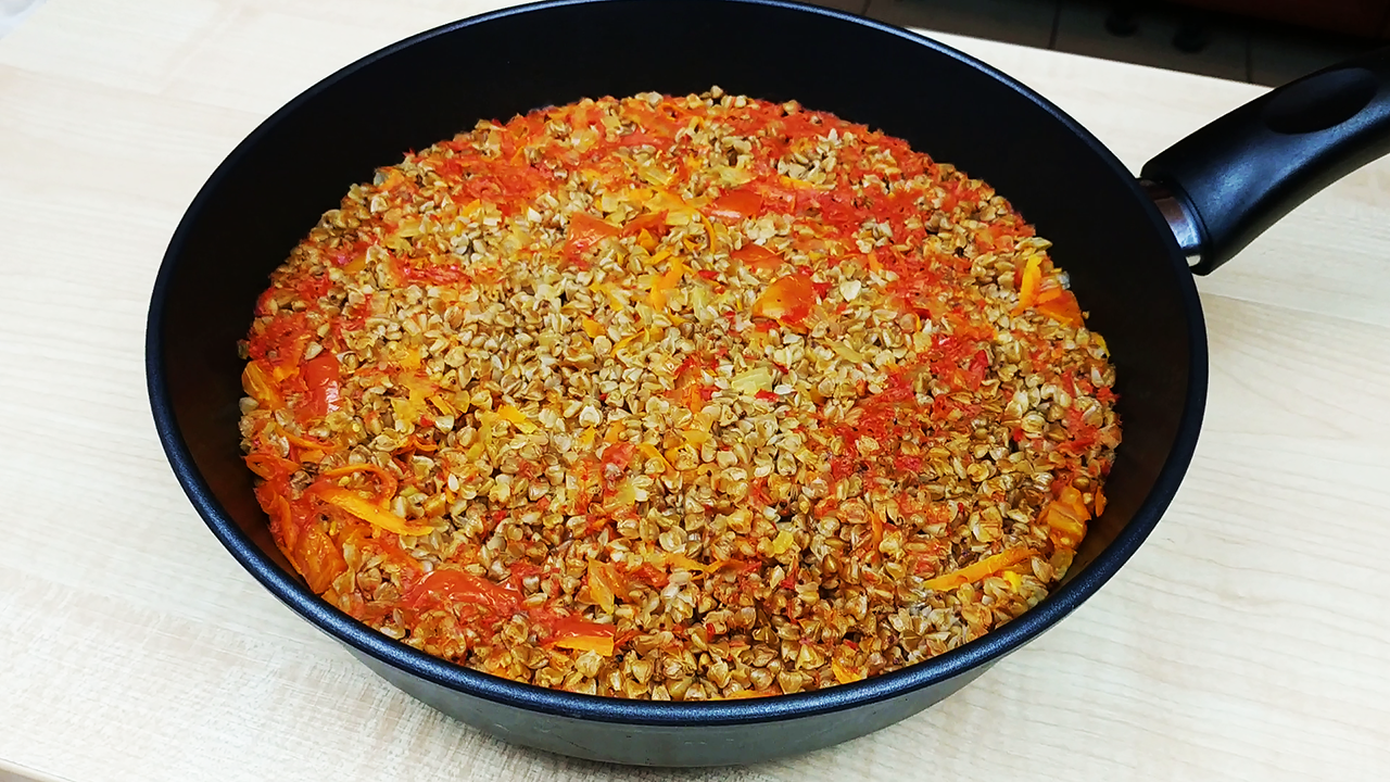 гречка с курицей на сковороде с луком и морковью. гречка по купечески с грибами. гречка тушеная с курицей. гречка с курицей.