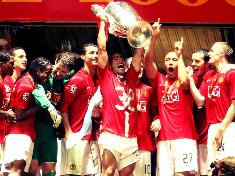 Карлос поднимает кубок Лиги Чемпионов после драматического финала в Москве