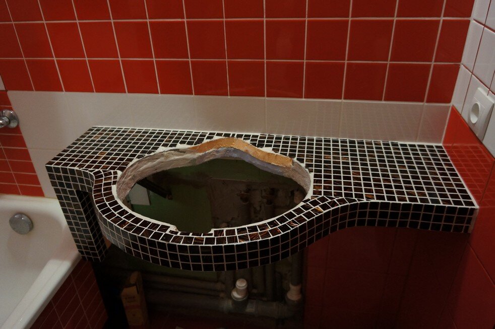 Столешница в ванную из искусственного камня TechniStone Brilliant Black со щелевой мойкой