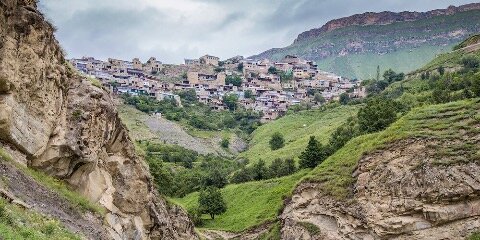 Это затерянная в горах агро-эко усадьбу "Андалала", хозяин которой поет, играет на музыкальных инструментах и угощает травяным чаем
