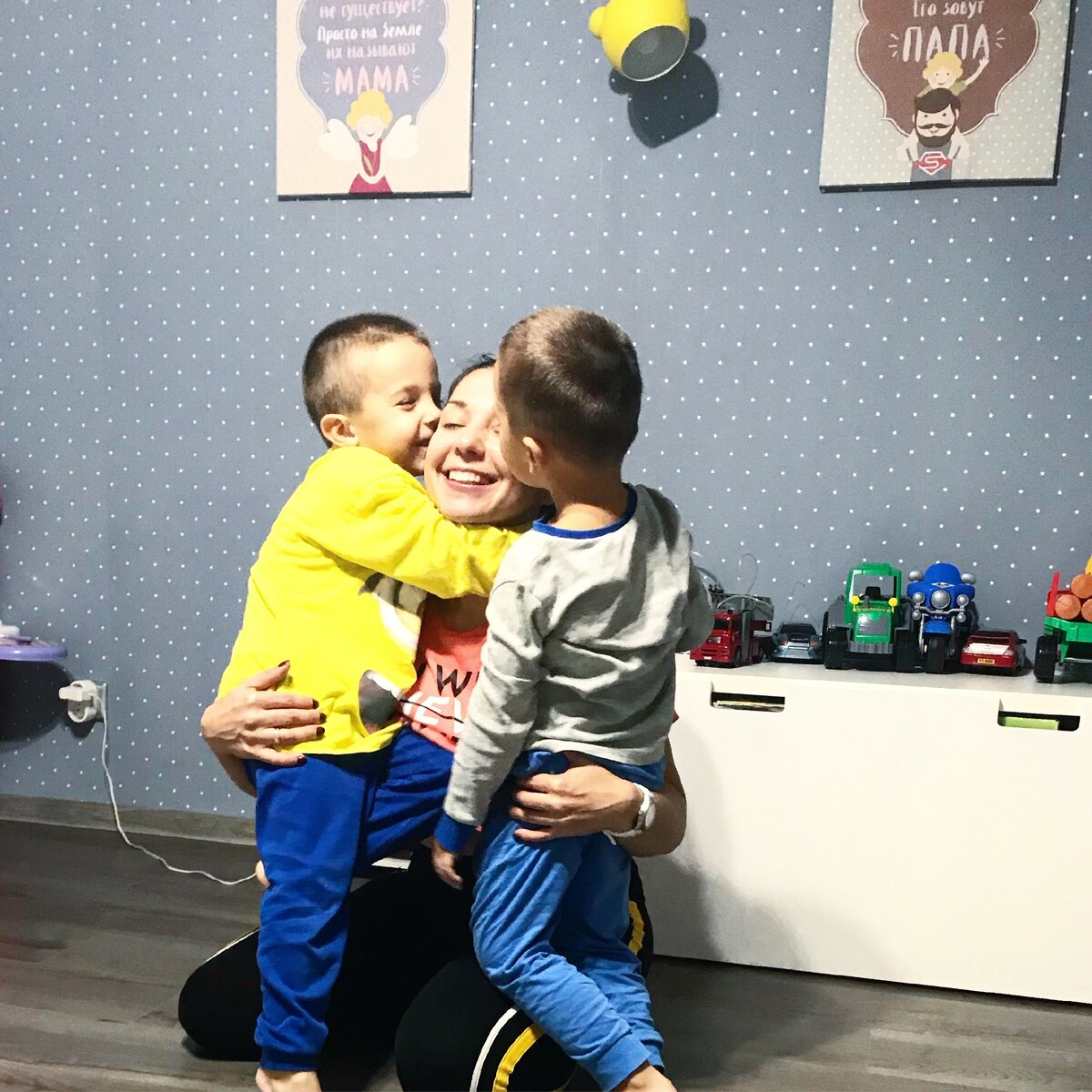 Иногда для игр с ребенком нужно просто лечь на диван и закрыть глаза...