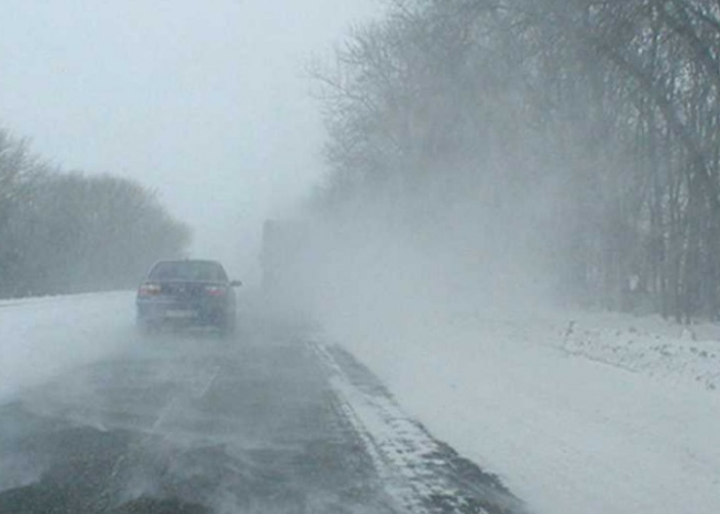 В непогоду снизьте скорость и не обгоняйте
