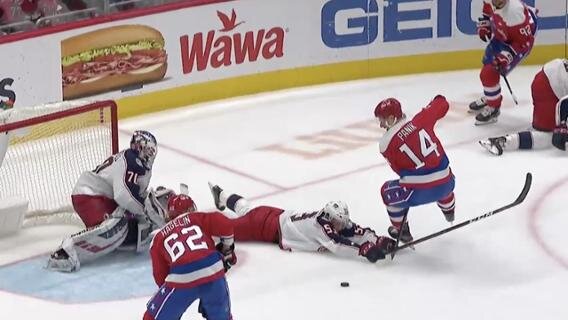 К.Хагелин забивает первую шайбу в ворота Ю.Корписало.