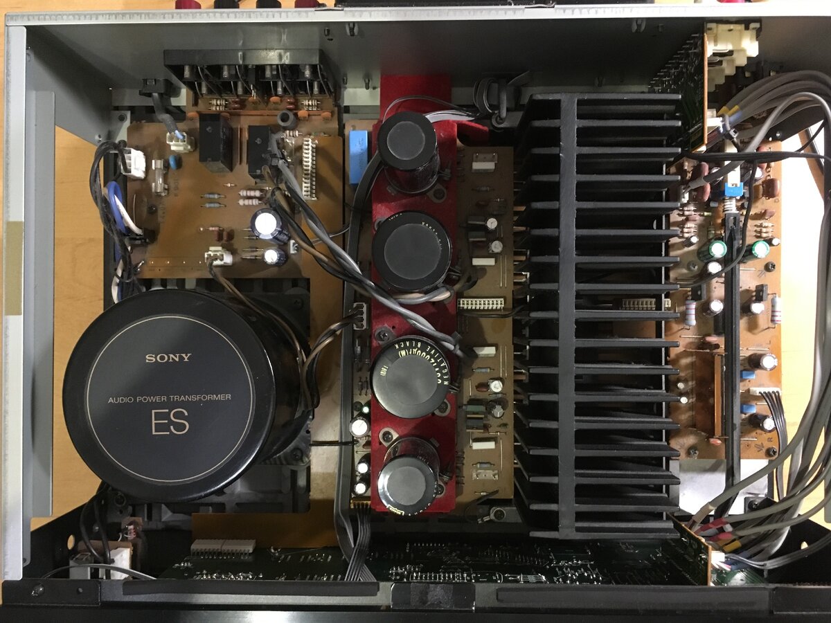 Sony TA-F650ESD, вид изнутри со стороны верхней крышки
