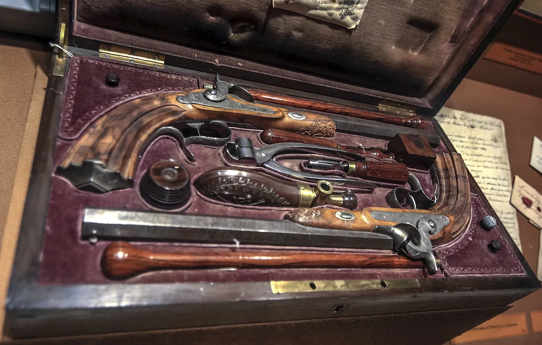 Дуэльные пистолеты времен пушкина. Охотничий магазин гранд охота. Пистолеты для дуэли пушкина и дантеса. Оружейный пушкин. Дуэльный револьвер пистолет пушкина.