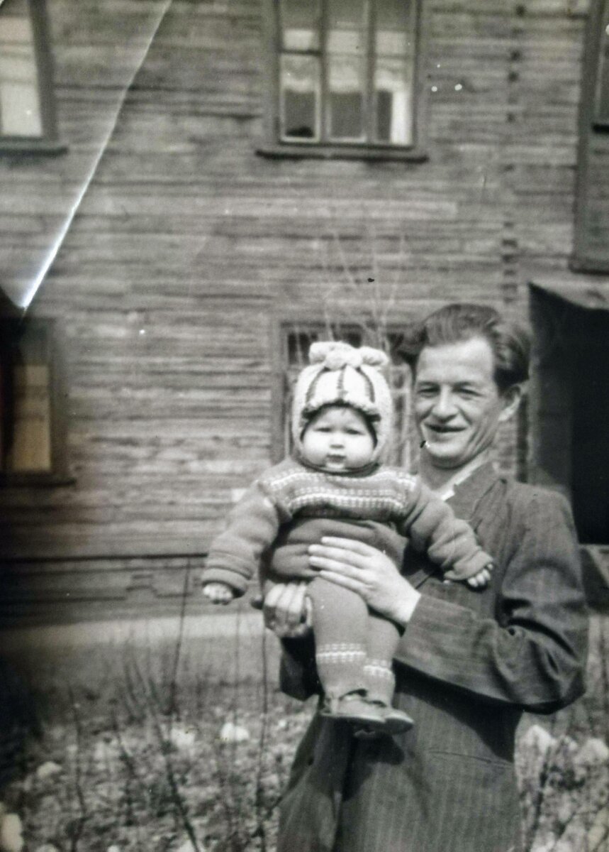 Дом, деревянный барак. Фотография начала 70-х Дом простоял до 2013 точно.