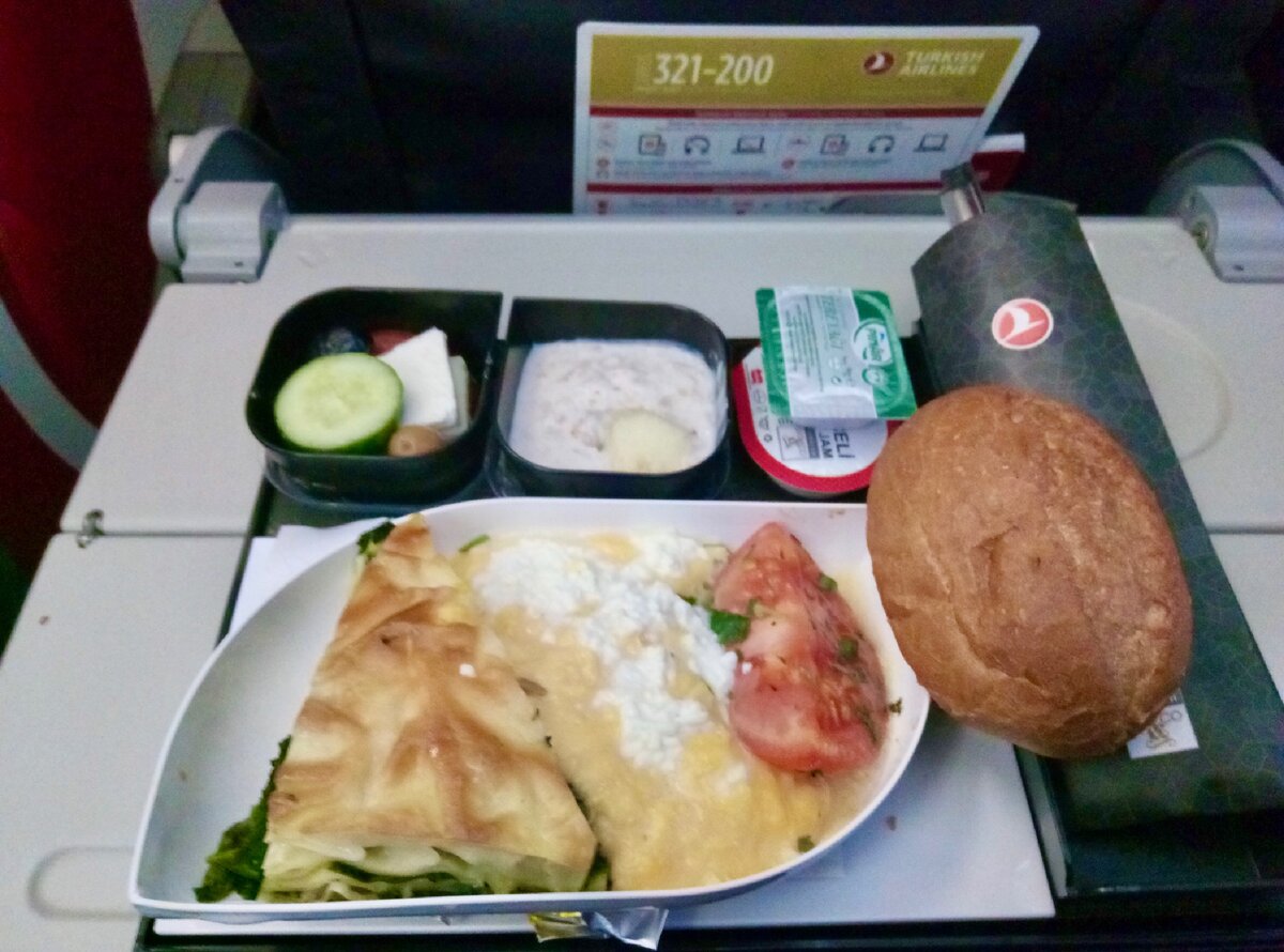 Показываю, как можно кормить на борту самолета, чтобы не было стыдно. Просто, но вкусно.