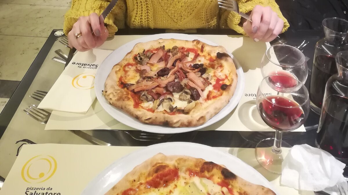 Пицца в ресторане Da Salvatore, Верона. Фото сделано мной, январь 2020