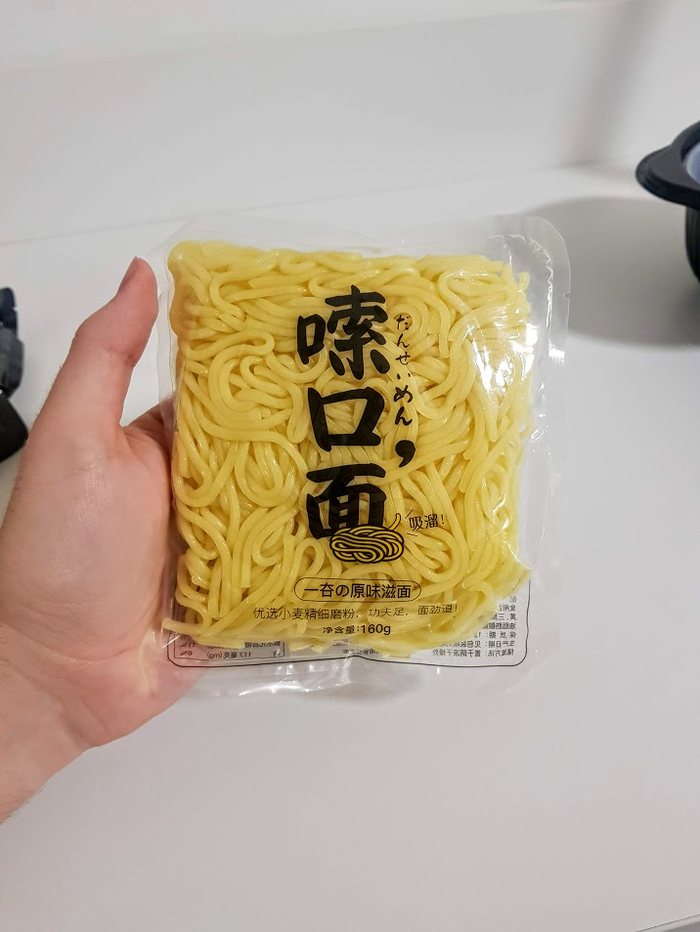 Уже многообещающе, да? Лапша довольно увесисто лежит в руке.