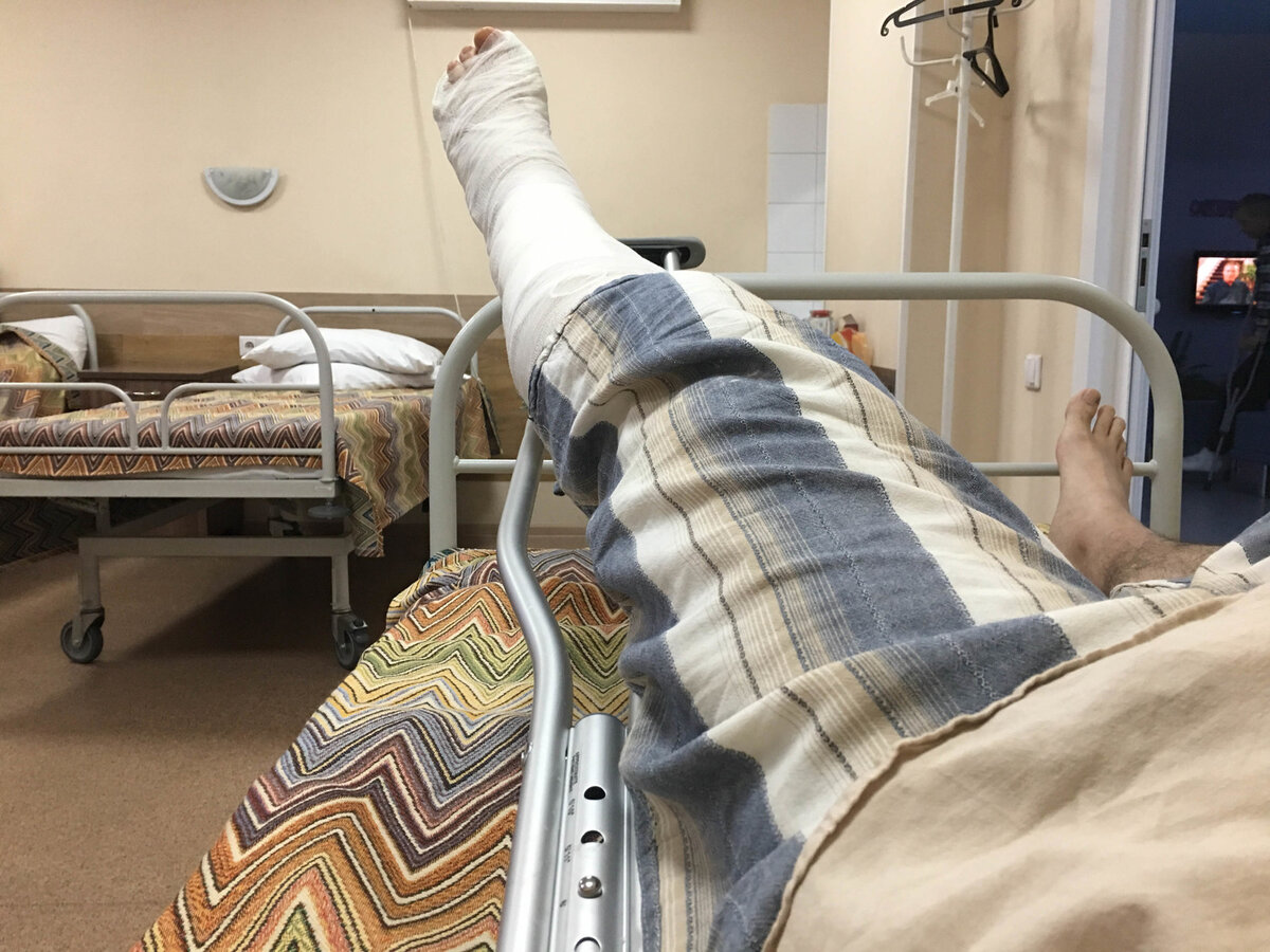 Ноги на кровати в больнице