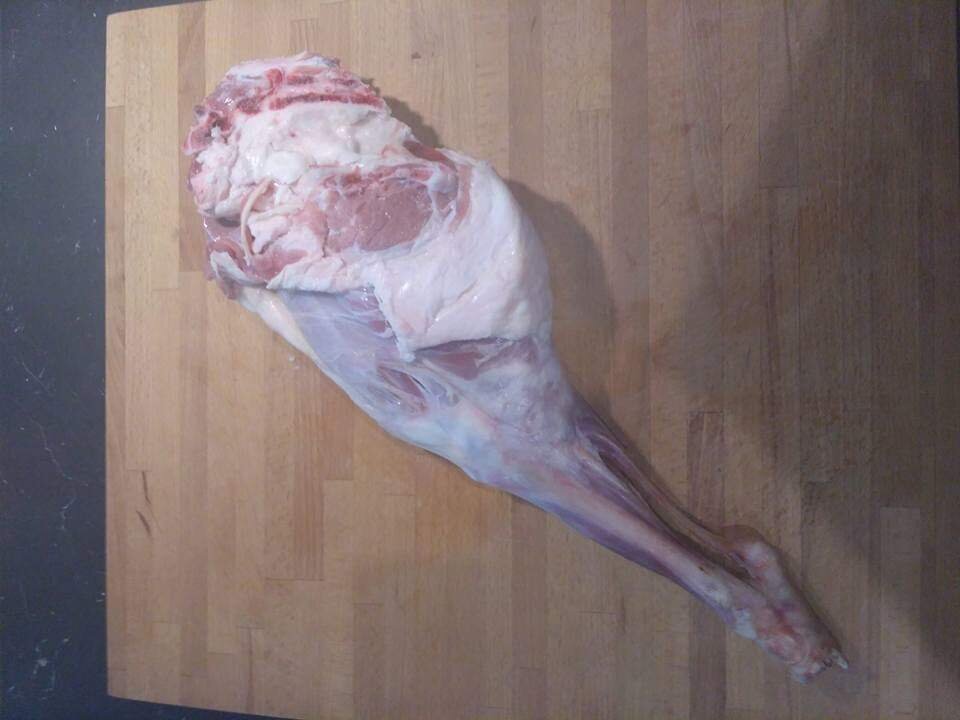 Нога с рынка, 2 кг. Промыта и высушена бумажными полотенцами.
