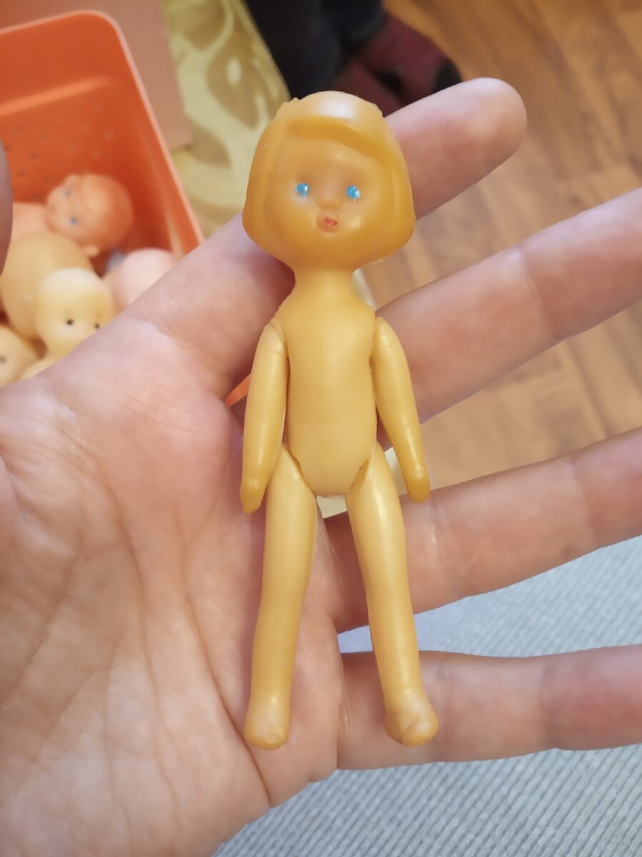 Любимица многих поколений - куколка из очень мягкой резины. От любви даже немного пожеванна....