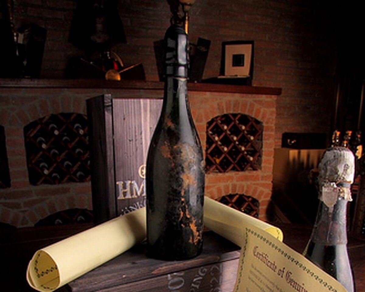 Самая дорогая бутылка шампанского в мире. Шампанское: Heidsieck Monopole 1907. Вино Shipwrecked 1907 Heidsieck co Monopole Champagne. Heidsieck & co. Monopole Champagne. Шампанское Shipwrecked 1907 Heidsieck.