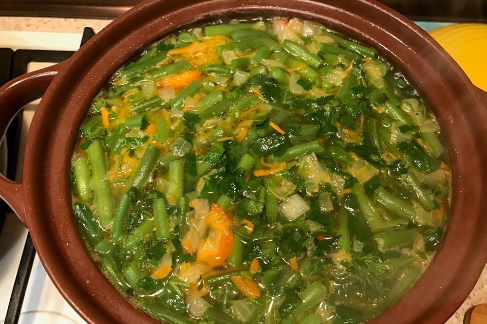 Укроп добавляют в суп. Суп со стручками зеленой фасоли. Суп из стручковой фасоли. Овощной суп со стручковой фасолью. Щи со стручковой фасолью.