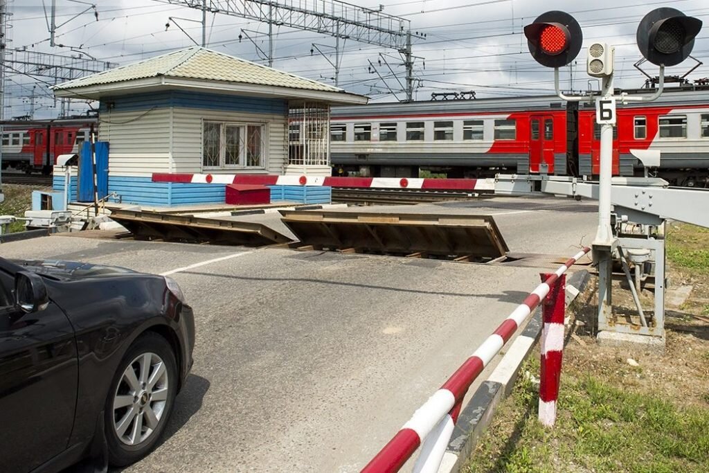 Зачем шлагбаумы на переездах закрывают так рано, что водителям полчаса приходится ждать поезда