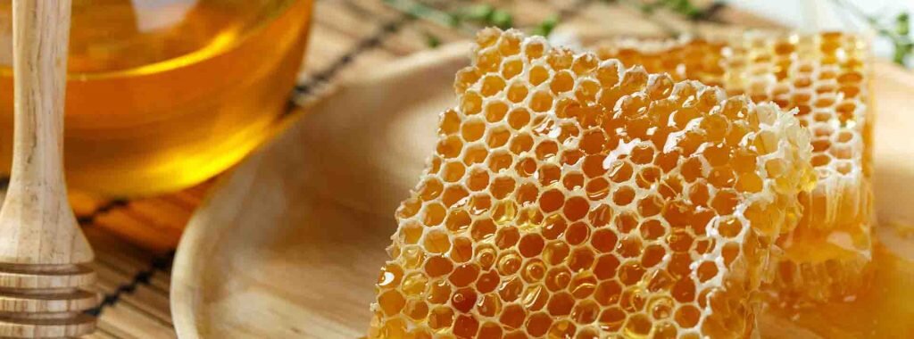 Фото взято с сайта https://www.bottlestore.com/blog/13-fascinating-facts-about-honey-you-didnt-know/