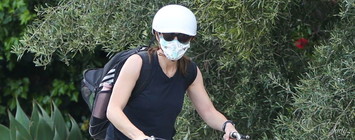 Дженнифер Гарнер на прогулке в очках и в маске.