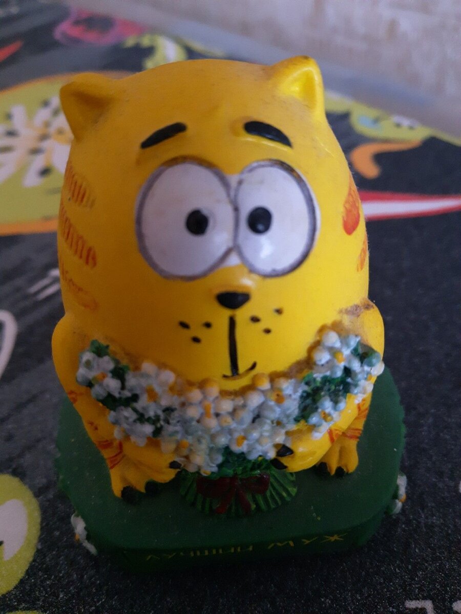 Котик с весенним букетиком