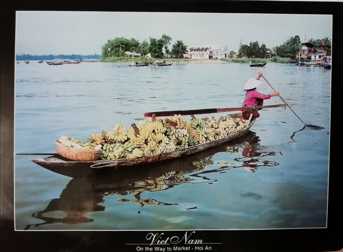 Сегодня я делала это в медленном темпе и разглядывала предметы на своем столе. У меня очень давно стоит открытка, привезенная сестрой из Вьетнама. Она сразу вызвала во мне приятные эмоции и сейчас кажется мне спокойной и уютной.
