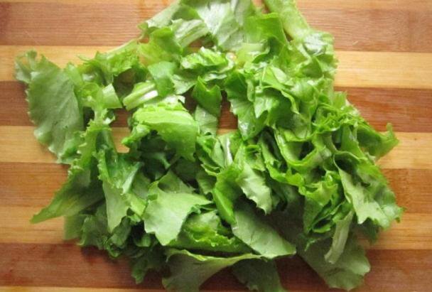 Шаг 1 Листья салата моем, просушиваем, разрываем на кусочки и выкладываем на блюдо.