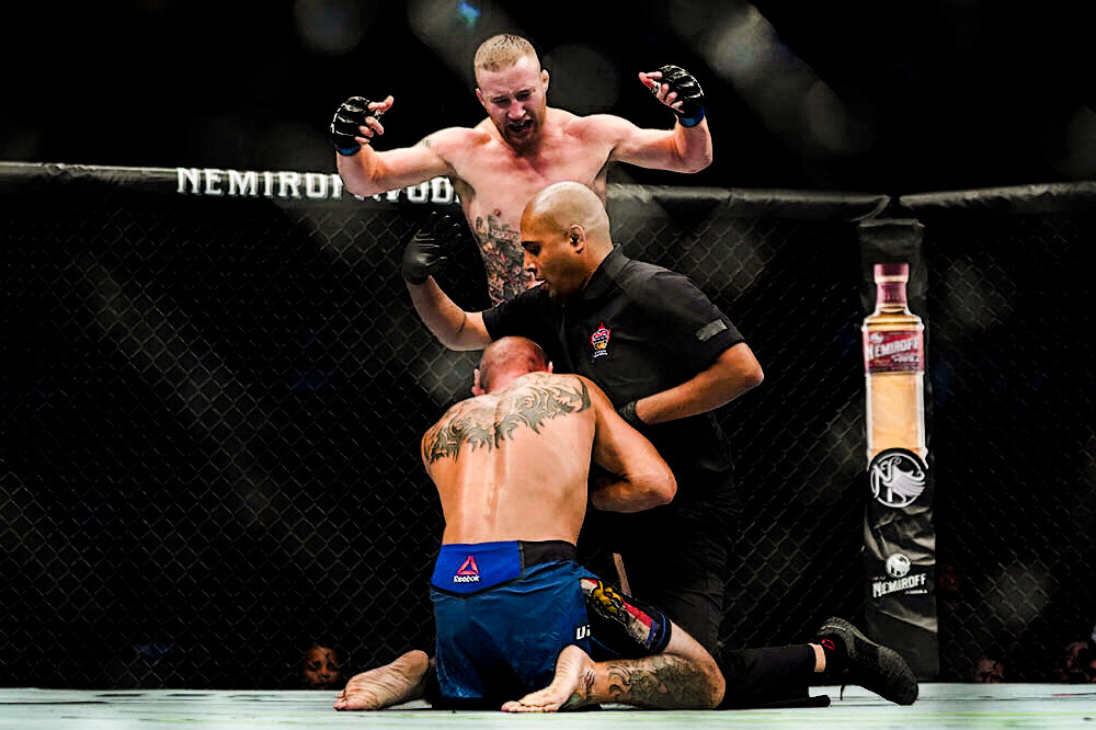 Джастин Гэтжи нокаутирует Доналда Серроне