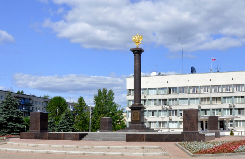 СТЕЛА ВОИНСКОЙ СЛАВЫ Стела «Город Тихвин — город воинской славы» установлена 9 декабря 2011 года на площади, носящей имя маршала Кирилла Мерецкова.