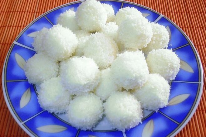 Конфеты изобретены Пьетро Ферреро, владельцем булочной, которого знало все население небольшого городка Альбы. Булочная досталась ему по наследству, кулинарный гений Пьетро требовал новизны и размаха: булочная превратилась в известную кондитерскую, а фамилия – в известный бренд.