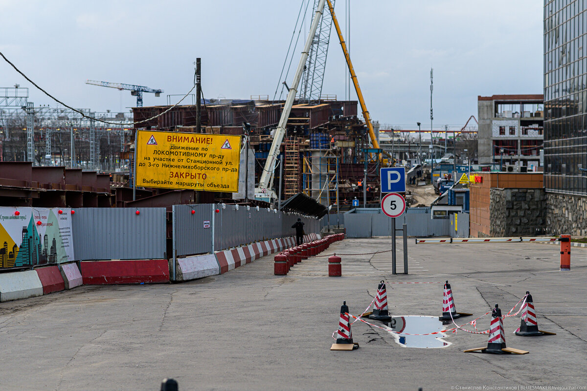 1. Вот он, некогда спокойный Сигнальный проезд, теперь по нему нельзя проехать, а для пешеходов оставили лишь узкие проходы, отсюда отличная перспектива как на строящуюся эстакаду, так и на станцию МЦД "Окружная".

