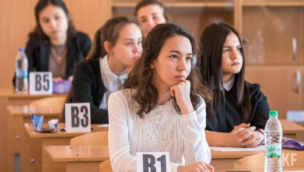 Сдача ЕГЭ в 11 классе, вокруг камеры, а у каждого индивидуальный номер