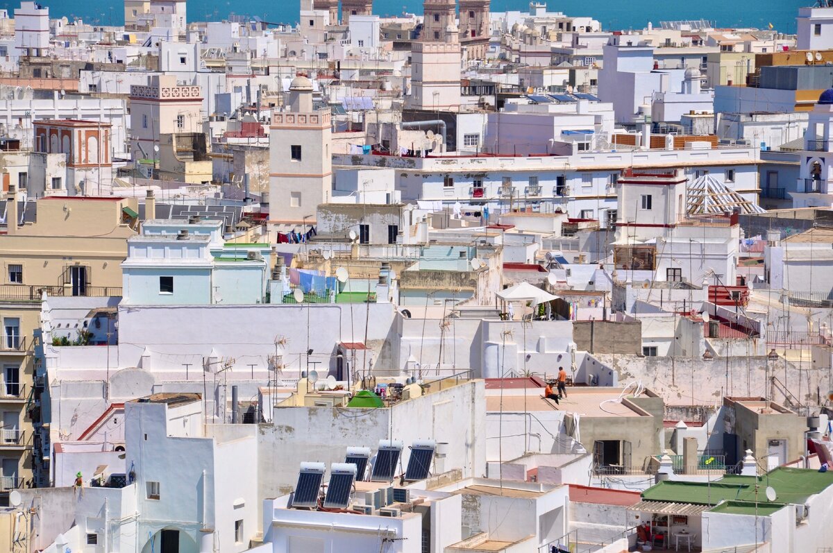 16 августа 2018 г. Вид на крыши города с колокольни кафедрального собора. Кадис - Испания. 