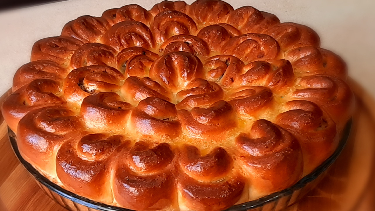 Готовится настолько банально , что такая красивая выпечка теперь будет всегда и на вашем столе))) Пуховое волокнисое тесто дополнит ваша любимая начинка и получится настоящий шедевр в домашних условиях....