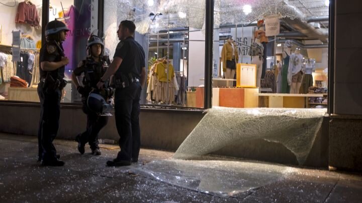 Повреждения в магазине Urban Outfitters недалеко от Юнион-сквер в Нью-Йорке в воскресенье, 31 мая 2020 года, после того, как они были повреждены в разгар акции протеста, посвященной смерти Джорджа Флойда. (AP Photo / Craig Ruttle)