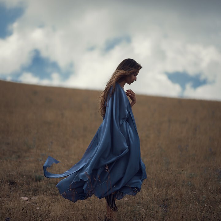 Плащ ветров. Развивающееся платье. Платье развивается на ветру. Развивающиеся на ветру платье. Девушка в платье на ветру.