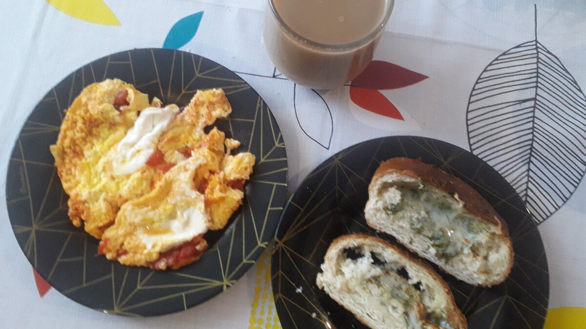 Яичница с помидорами и чесноком, батон с сыром и зеленью 