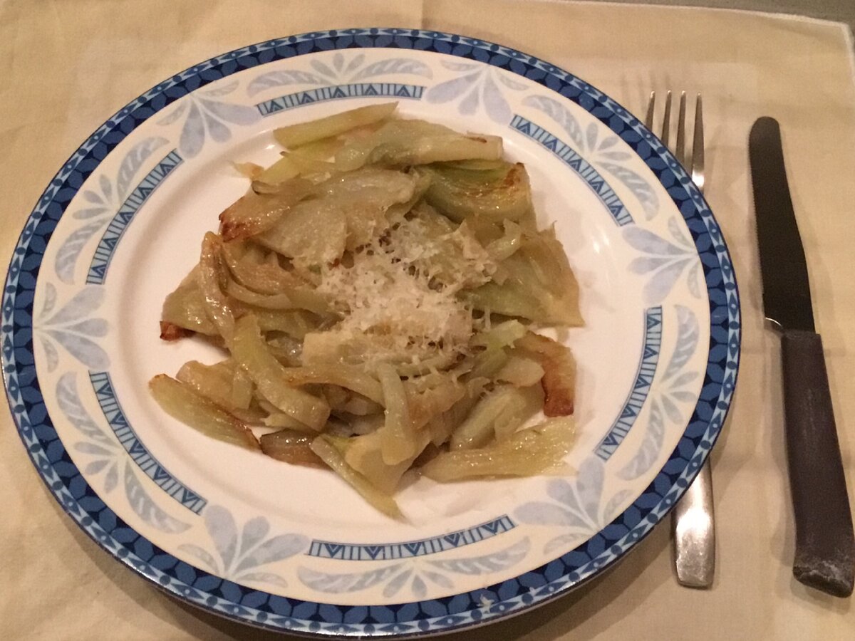 Тарелка тушеного фенхеля на ужин вполне подходящее блюдо. На первое.