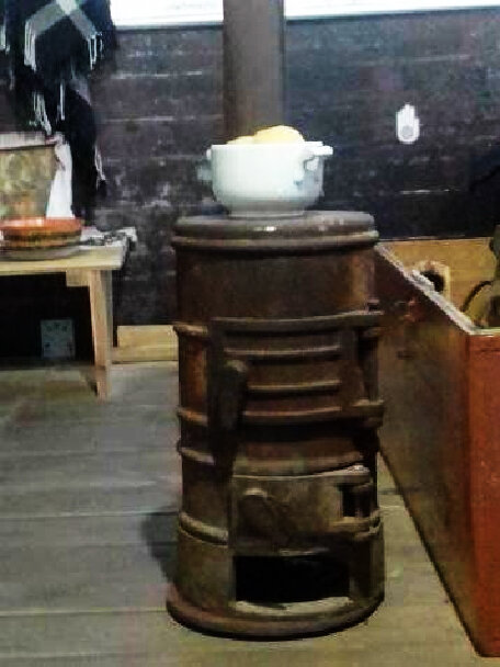 Печка-"буржуйка" - фрагмент экспозиции музея