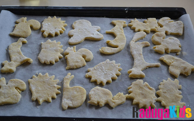 Детки сделали фигурные печеньки