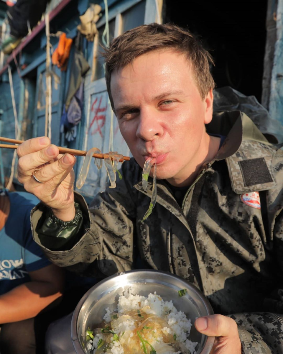 Ведущий программы "Мир наизнанку" пробует блюдо из медузы