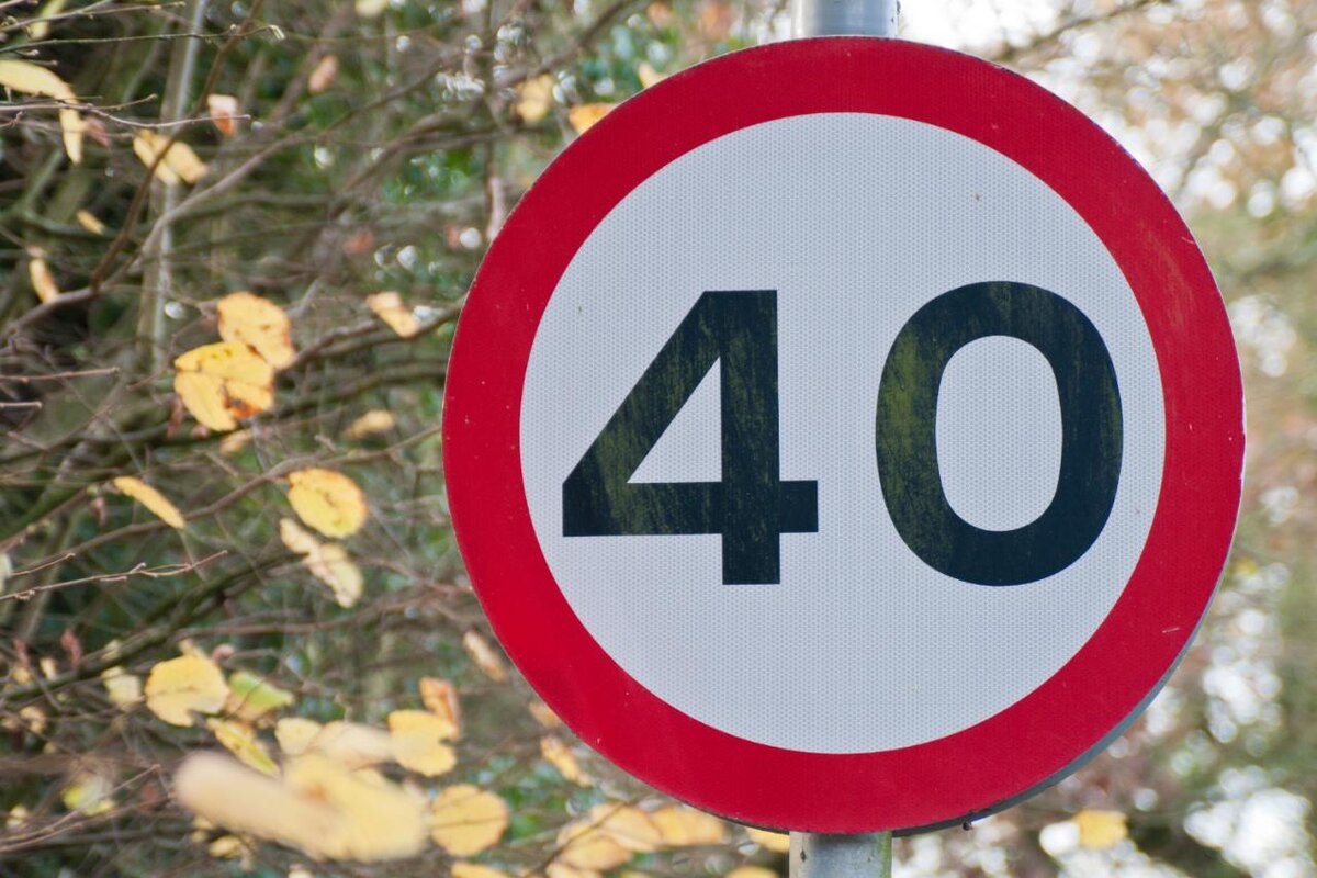 Возможно ч. Знак 40 км ч. Дорожные знаки ограничение скорости. Дорожный знак 3.24 40. Ограничение 40 дорожный знак.