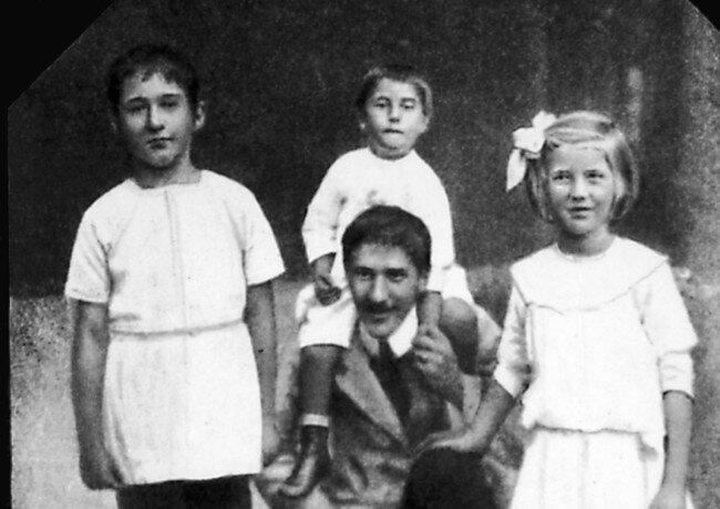 Коля, Борис, Лида с отцом. Источник: chukfamily.ru