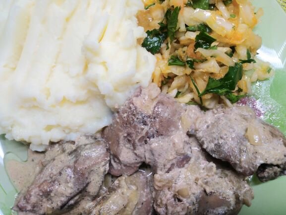На фото  наш вчерашний ужин - куриная печенка с картофельным пюре и салатиком из квашеной капусты