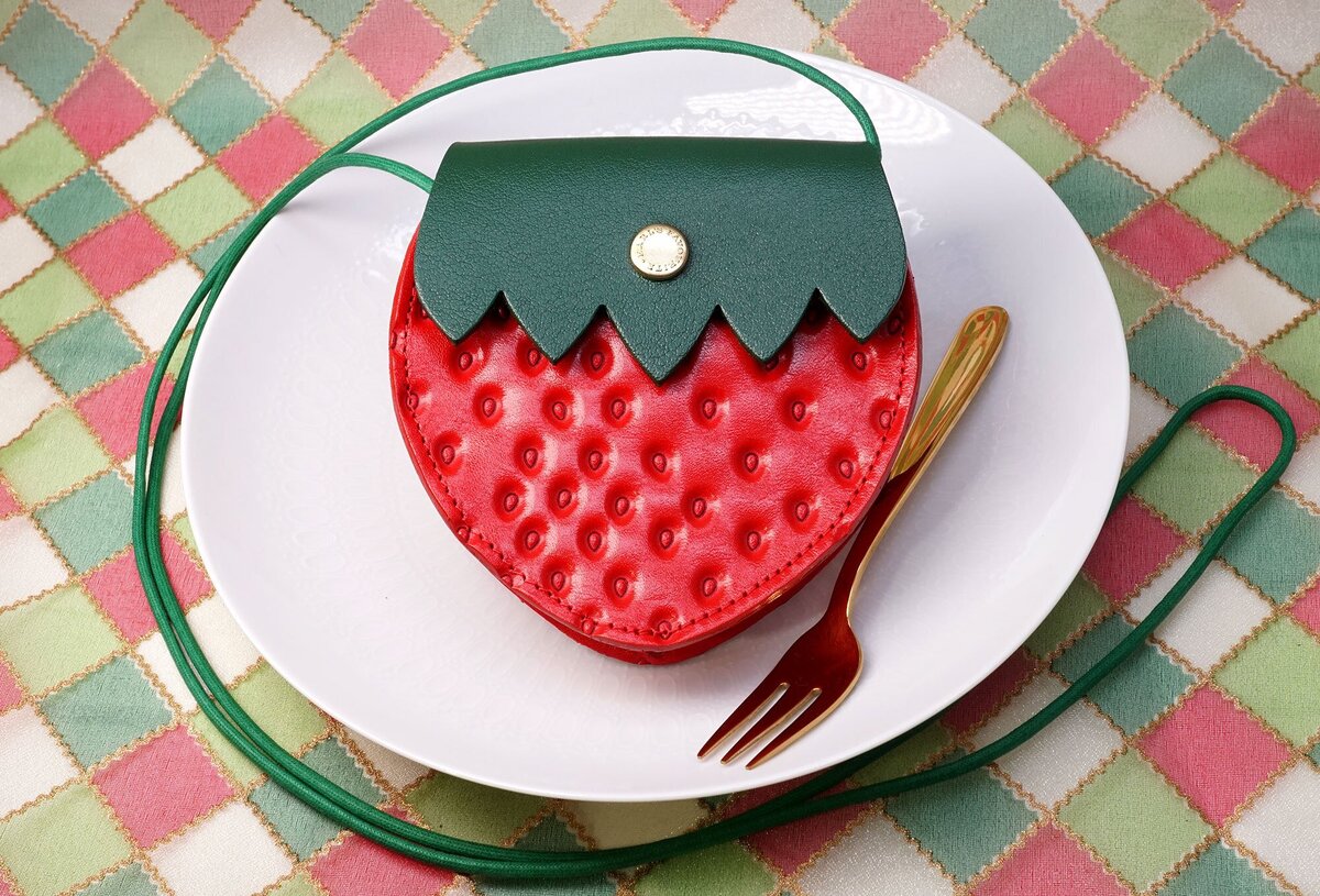 Небольшая сумочка в виде клубнички