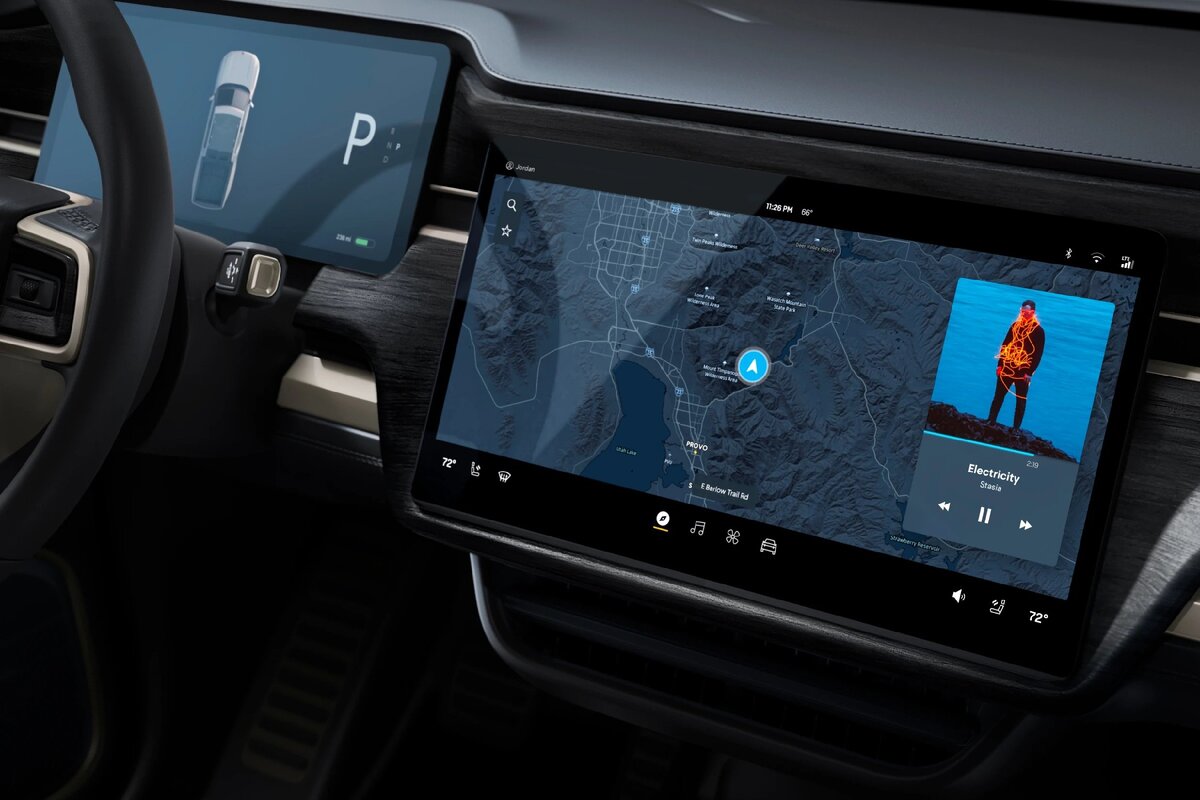 На центральном мониторе удобно смотреть за навигацией. Фото rivian.com