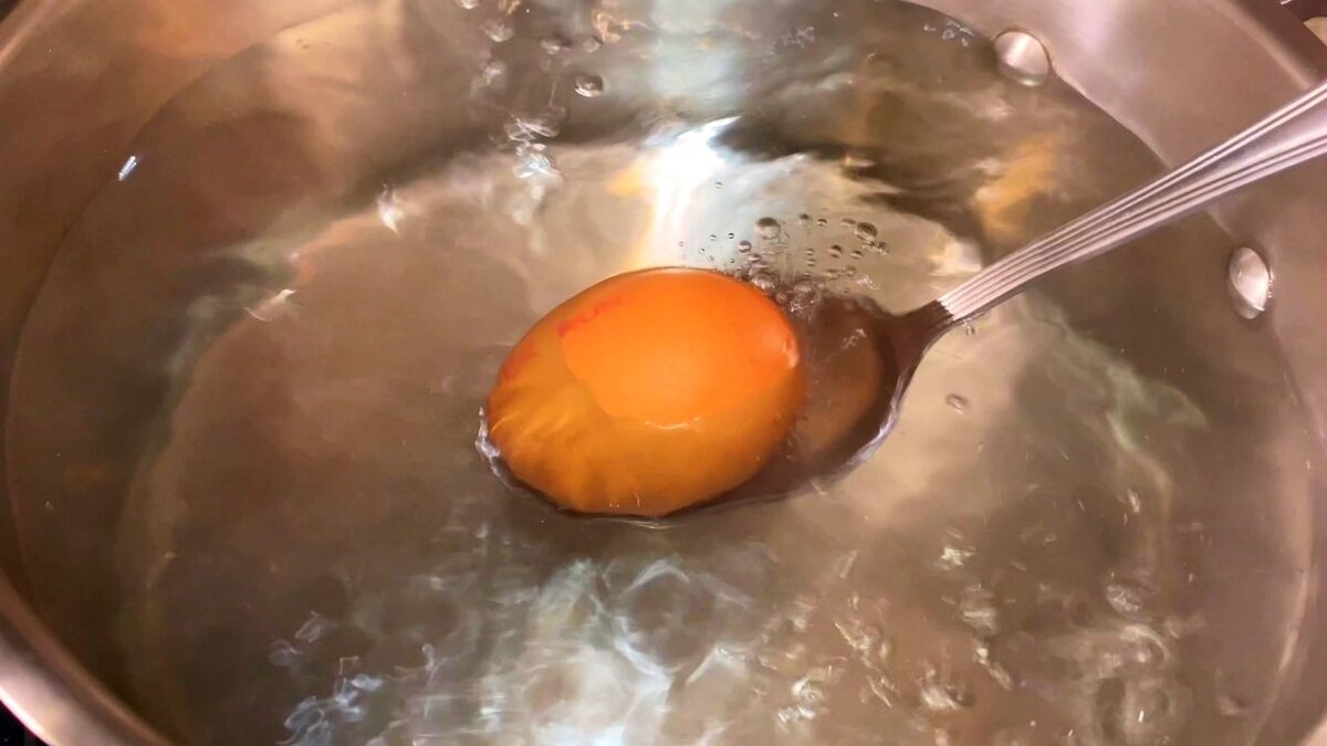 Яйца воде видео. Сварится ли яйцо в кипятке. Вареное яйцо в половнике. Яйца закидывать в кипящую воду. Яйца готовые.