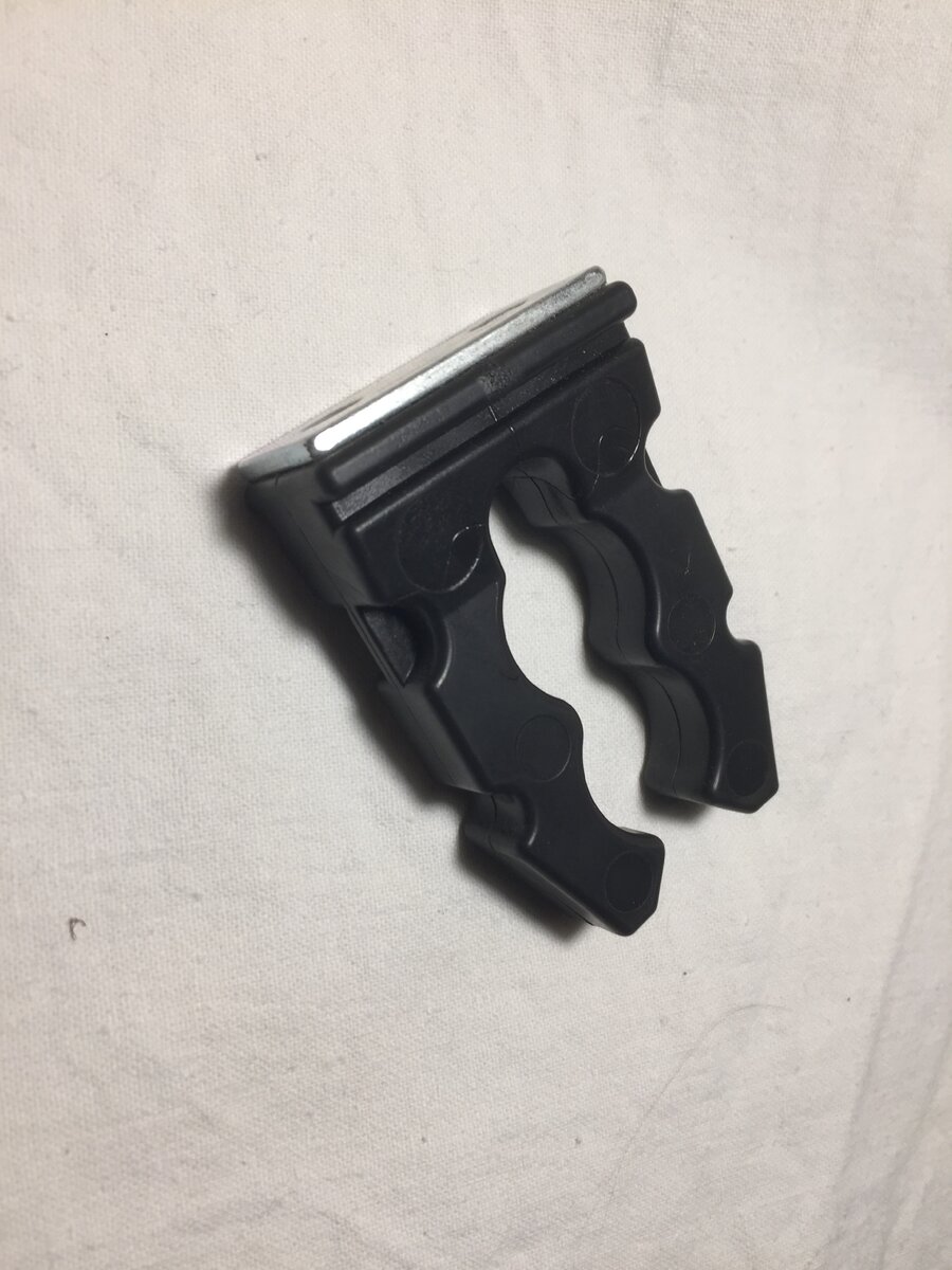 Магнитный ложемент, фактически эластичный зажим для ствола оружия, может применятся как для ружей и винтовок с одним стволом, так и для "горизонталок", "вертикалок" и тройников