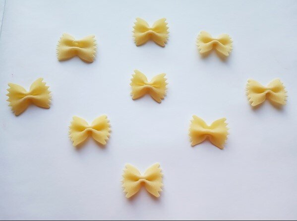 Кладем макаронные изделия на лист ненужной бумаги