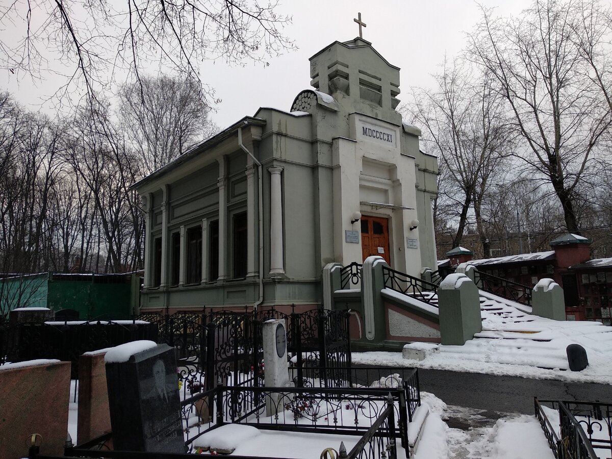 Евангелическо-лютеранский храм в честь Святой Троицы. Здание построено в 1911–12 гг., но уже в 1920-х гг. было закрыто и переоборудовано под контору администрации кладбища. Снова открылось в качестве храма только в 1999 г.