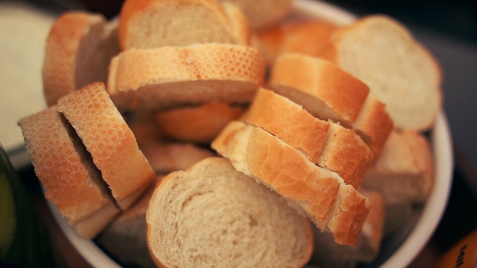 белый хлеб укрепляет ногти и волосы