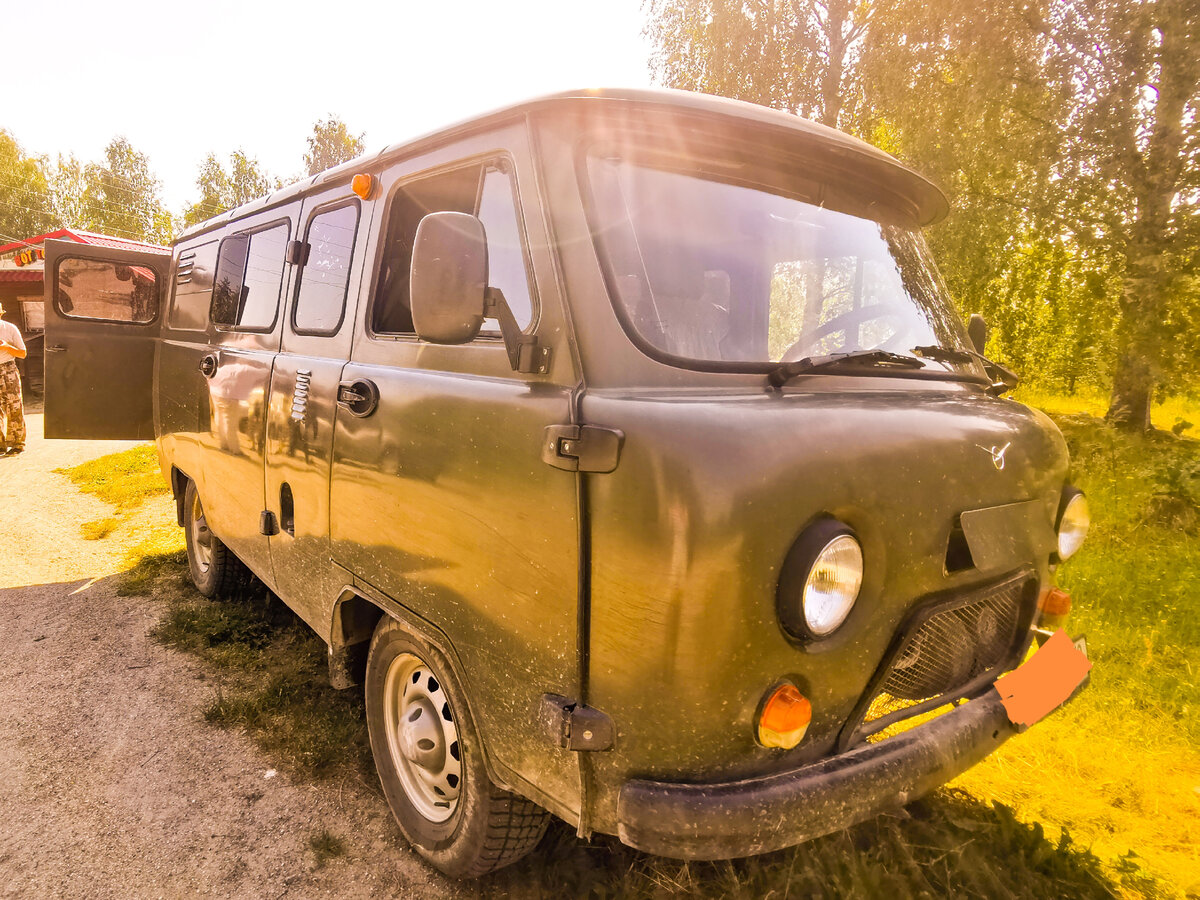 Уазик, на котором мы приехали к подъему на гору Воттоваару