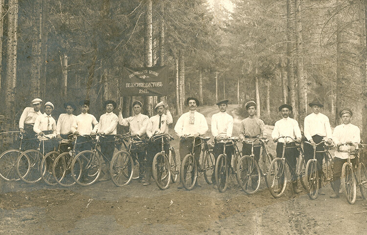 Члены Верхнетуринского Любительского Кружка Велосипедистов на коллективном выезде в мае 1918 года. Фото из коллекции Веломузея Андрея Мятиева.